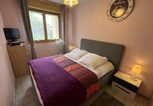 Un pat sau paturi într-o cameră la Appt Rez-de-jardin