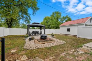 Taman di luar St, Louis Retreat with Game Room & Yard home