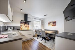 Η κουζίνα ή μικρή κουζίνα στο Pivan Apartments