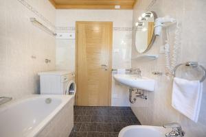 Ένα μπάνιο στο Pivan Apartments +19 φωτογραφίες