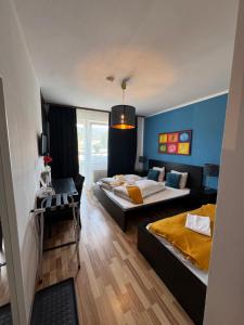 Dos camas en una habitación con paredes azules. en Jerà am Furtnerteich Hotel-Ristorante&Relax, en Mariahof 124 fotos más