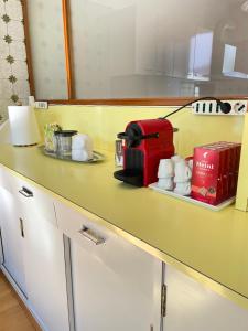 eine Theke mit einem roten Toaster darauf in der Unterkunft La maison V in Pontebba