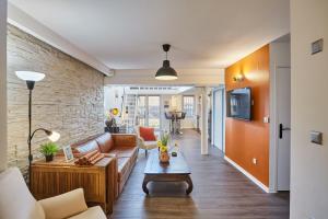un salon avec un canapé et une table dans l'établissement Evasion au centre d Aix loft chic et cosy, à Aix-en-Provence
