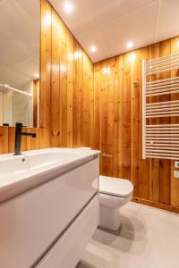 a bathroom with a white tub and a toilet at Abuhardillado con preciosas vistas in Cerler +6 photos