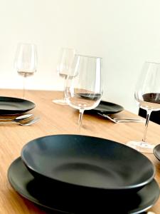 Un plato negro sobre una mesa con copas de vino. en Ideale Stadtwohnung in Siegen, en Siegen 4 fotos más