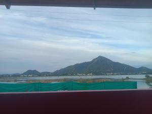 Blick auf einen Fluss mit einem Berg im Hintergrund in der Unterkunft Sai Arunachala Farmstay in Tiruvannāmalai