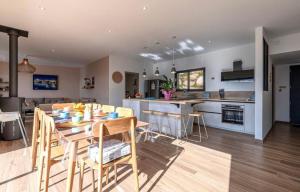 una cucina e un soggiorno con tavolo e sedie di Villa ALTEA , au cœur du Maquis , 4 chambres , Figari a Figari
