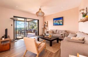 un soggiorno con un divano e un tavolo di Villa ALTEA , au cœur du Maquis , 4 chambres , Figari a Figari