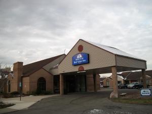 un bâtiment avec un panneau à l'avant dans l'établissement Americas Best Value Inn Romulus/Detroit Airport, à Romulus