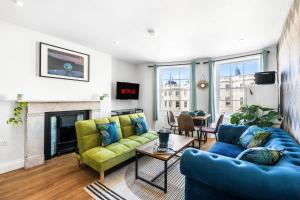 Una sala de estar con dos sofás y una chimenea. en Brighton 2 Bed Brunswick, en Brighton & Hove