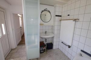 un baño con lavabo y espejo en Heppenheim Monteurswohnung, en Heppenheim an der Bergstrasse