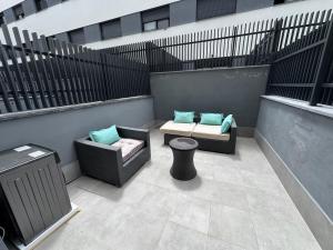 balcone con panca, tavolo e sedia di A&R Fuerteventura 006 a San Sebastián de los Reyes