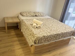 una camera da letto con un letto con due asciugamani sopra di A&R Fuerteventura 006 a San Sebastián de los Reyes Altre 25 foto