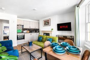 una sala de estar con un sofá y una mesa en Brighton 2 Bed Brunswick, en Brighton & Hove
