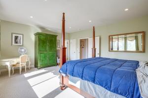 CanyonにあるMtn Views and Hot Tub 4,300-Sq-Ft Oakland Retreatのベッドと机が置かれた寝室