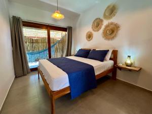 Un dormitorio con una cama y una ventana grande. en Casa maléa, en Amontada
