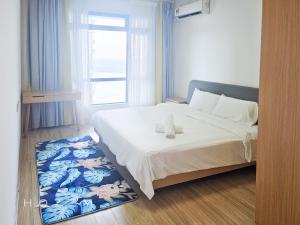 Postel nebo postele na pokoji v ubytování 3BR3B Hozem JB1901 Apartment Forest City