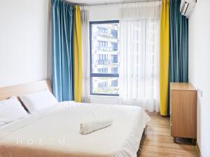 Postel nebo postele na pokoji v ubytování 3BR3B Hozem JB1901 Apartment Forest City