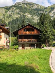 サッパーダにあるLo stavoloの山を背景にした大きな木造建築