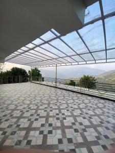 a room with a glass roof with a view of the water at Gautam Ashiyana Home stay in KumhÄrsain