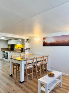 une cuisine et une salle à manger avec une table et des chaises dans l'établissement La Maison d'Eugène, Rennes centre, à Rennes 32 autres photos