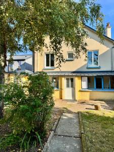 une maison avec un trottoir devant dans l'établissement La Maison d'Eugène, Rennes centre, à Rennes