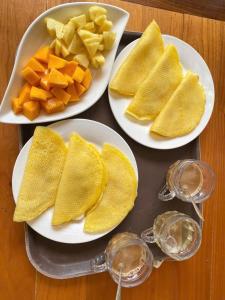 Tres platos blancos con fruta cortada sobre una mesa en Tam Coc My Tho Homestay, en Vũ Lâm 43 fotos más
