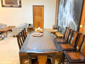 a dining room with a wooden table and chairs at 日月潭 讀好聚 民宿 Read Nice Gather 4-12人包場民宿 in Yuchi +27 photos