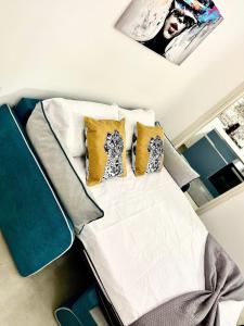 Habitación con cama blanca y 2 almohadas en Zappalà Fortino House 2, en Catania