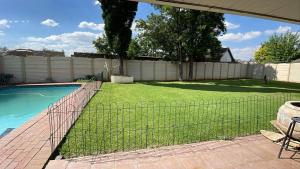 una valla alrededor de un patio con piscina en Home Seet Home, en Vanderbijlpark