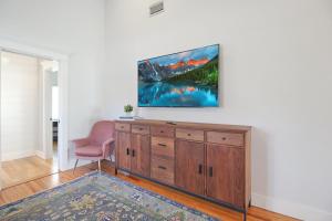 Μια τηλεόραση ή/και κέντρο ψυχαγωγίας στο Charming Bradenton Getaway On The Gulf Coast - Flip Flop Retreat