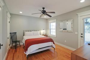 Ένα ή περισσότερα κρεβάτια σε δωμάτιο στο Charming Bradenton Getaway On The Gulf Coast - Flip Flop Retreat