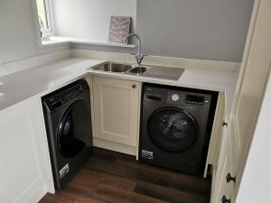 Kuchyň nebo kuchyňský kout v ubytování Modern Farm house with 12 acres + 8 fotografií