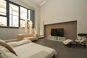 TV a/nebo společenská místnost v ubytování Navigli-Duomo, Luxury Modern Loft