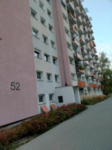 a large apartment building with the number on it at Tanie pokoje w okolicy Malty check-in free parking in Poznań
