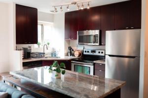 una cocina con refrigerador de acero inoxidable y encimera en 2 Bedroom Apartment next to Convention Center!, en Seattle
