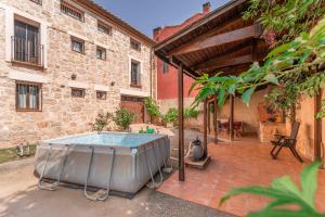 a hot tub in the courtyard of a building at Apartamentos Casa La Cuca in Alfambra