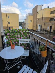 En balkon eller terrasse på Sarah's City Pad Derry + 7 billeder