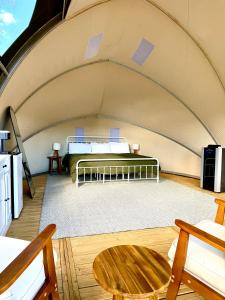 Χώρος καθιστικού στο Starry Skies & Fresh Air Glamping Escape