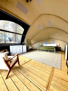 Χώρος καθιστικού στο Starry Skies & Fresh Air Glamping Escape