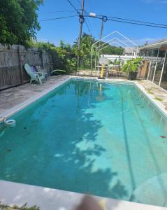 Una piscina con agua azul en un patio. en LakeOsbornePearlfrom59dollarsfour6PersParty,  10 fotos más