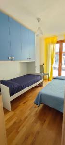 Un dormitorio con dos camas y una ventana. en Alle porte di Siena, en Rosia