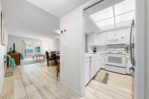 O bucătărie sau chicinetă la Palm Bay Club By Beachside Management