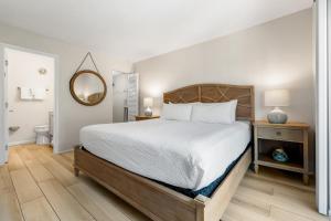 Un pat sau paturi într-o cameră la Palm Bay Club By Beachside Management +45 fotografii