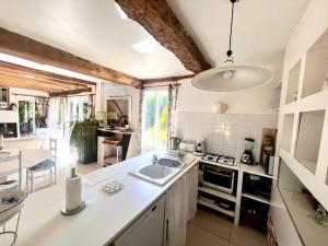 Η κουζίνα ή μικρή κουζίνα στο Domaine de la cour
