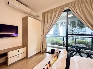 un salon avec un canapé et une grande fenêtre dans l'établissement Forest City Near Marina Hotel - Kylin Apartment, à Gelang Patah