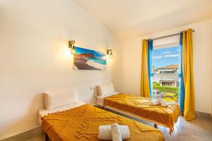 サンミゲル・デ・アボナにあるSun Bay Ocean Retreat Villaの窓のある部屋にベッドが2つある +62枚の写真