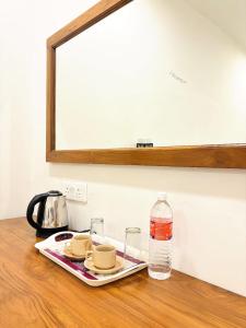 - un plateau de nourriture et une bouteille d'eau sur une table dans l'établissement Hotel Muskan Heritage, à Jaisalmer