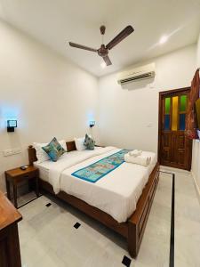 une chambre avec un lit et un ventilateur de plafond dans l'établissement Hotel Muskan Heritage, à Jaisalmer