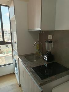 eine Küche mit einer Theke mit einem Mixer darauf in der Unterkunft Departamento , Ave Paraíso in Cochabamba